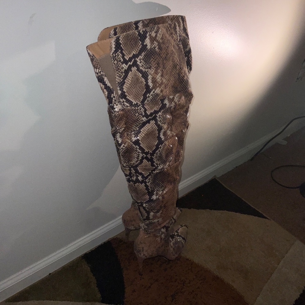 Jessica Simpsons Snake‑Embossed Knee‑High Boots – Women’s 8.5 M, Worn Once - Picture 4 of 6